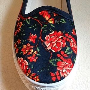SALE! NWT! Skyline Collection Super Cute Floral Shoes